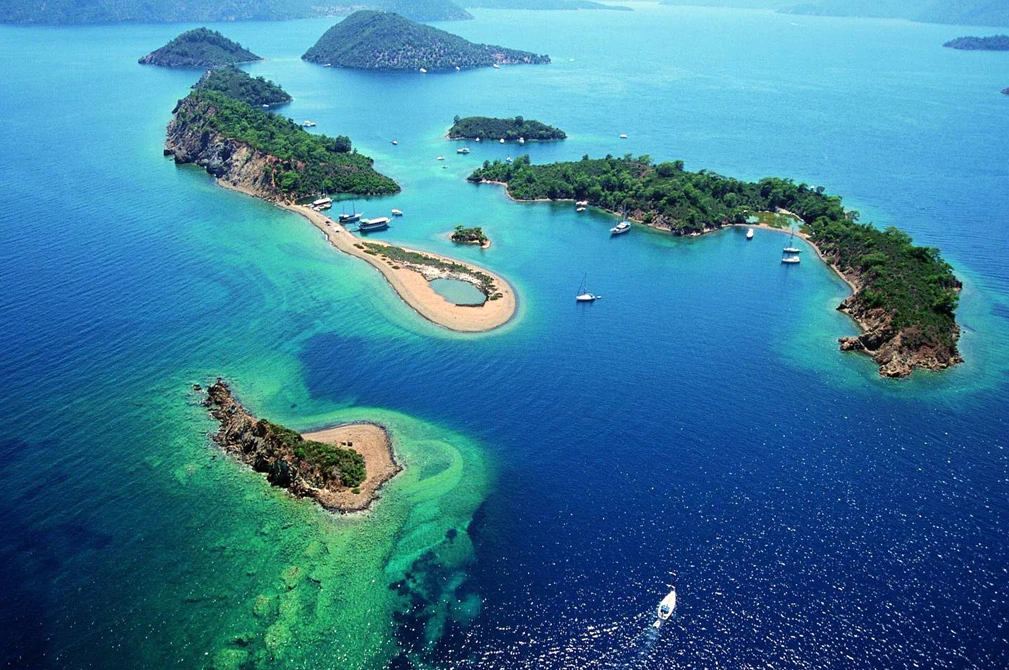 https://media.faroutcruises.com/1_stage.faroutcruises.com/tours/23/Gallery/12%20island.webp
