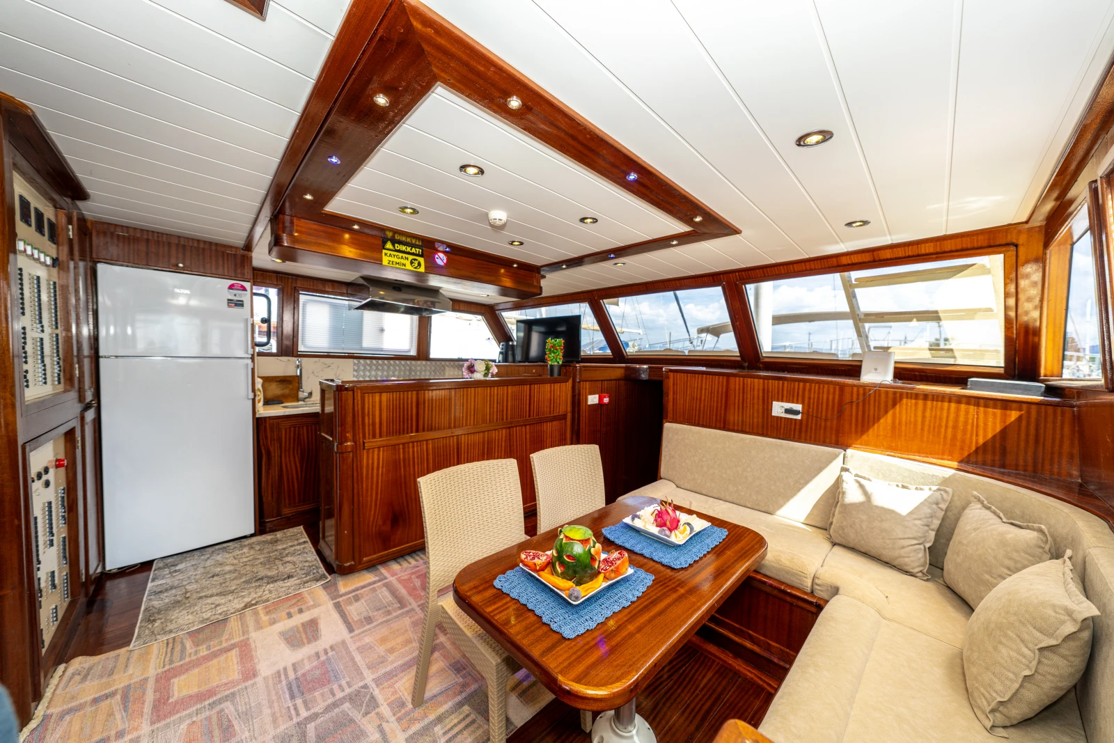 saloon1